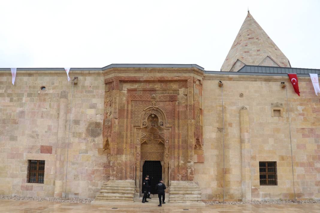 800 Yaşındaki Başyapıt Görenleri Büyüleyecek "Anadolu'nun El Hamra Sarayı" 14